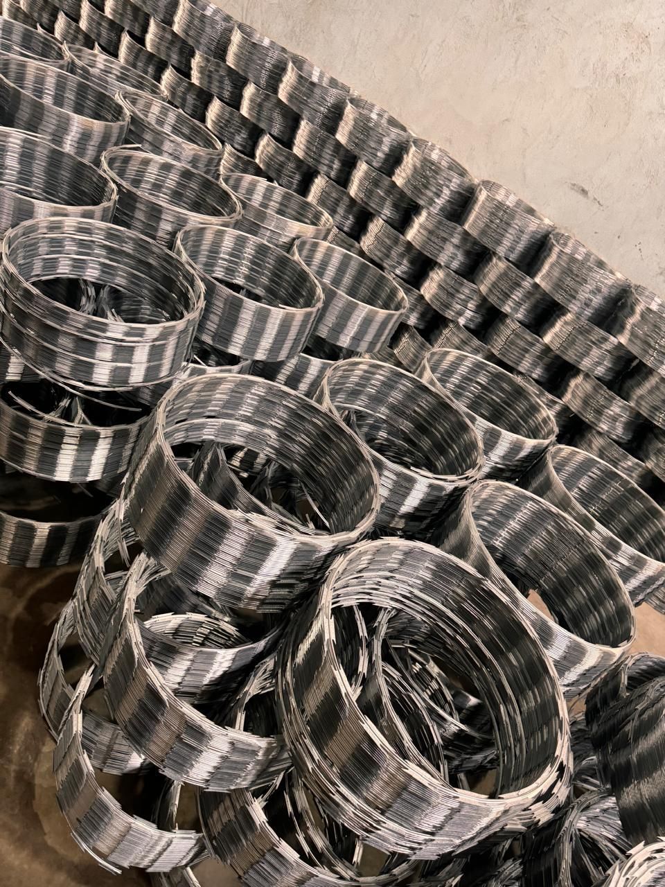 Rolos de concertina na fábrica do Rei da Concertina