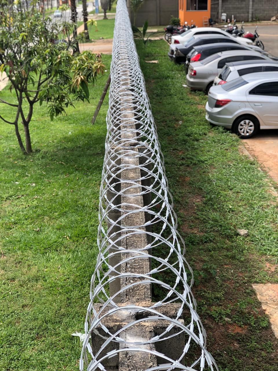 Concertina em muro de estacionamento comercial