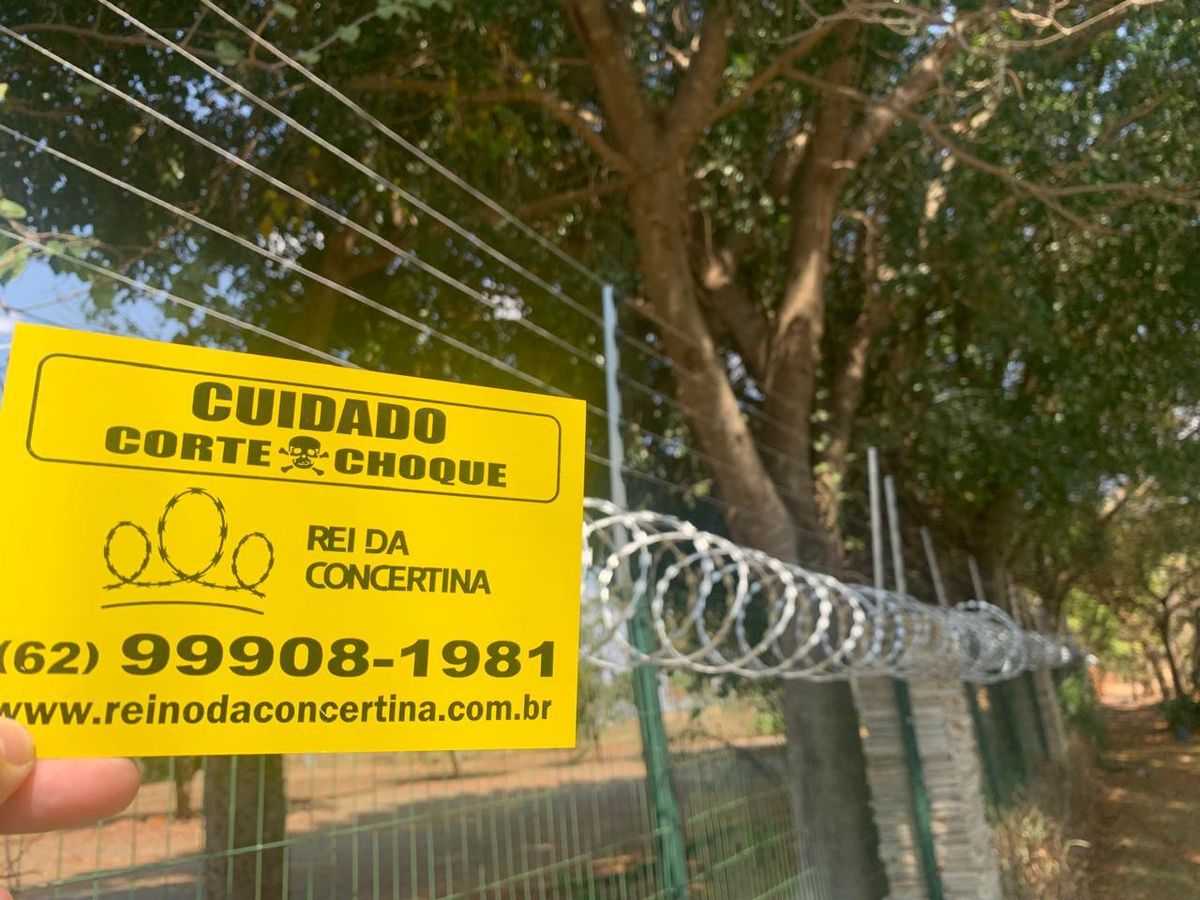 Concertina em gradil com placa do Rei da Concertina
