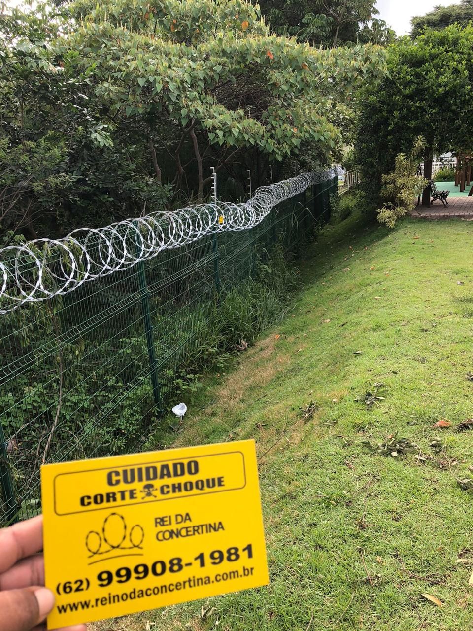 Concertina em gradil de condomínio