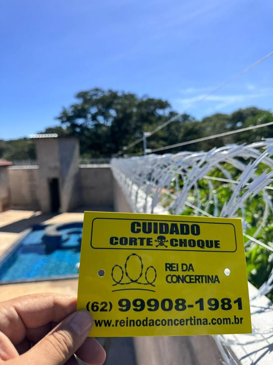 Concertina em muro de residência com piscina